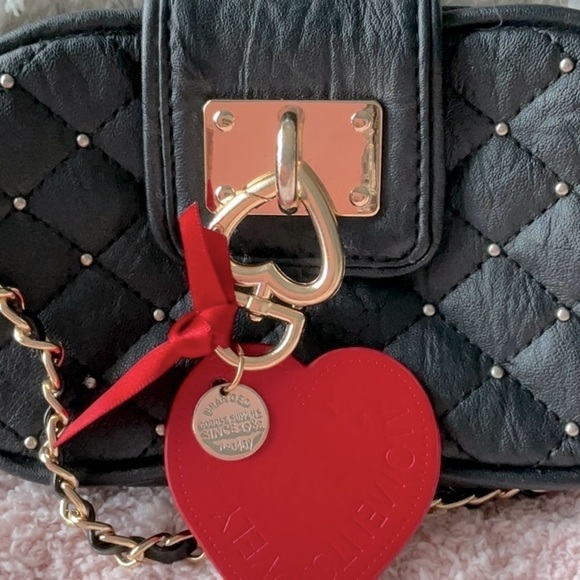 BEBE  BLACK ARM BAG WITH GOLD & LEATHER REMOVABLE STRAP & RED HEART PURSE DECORE - Picture 8 of 8